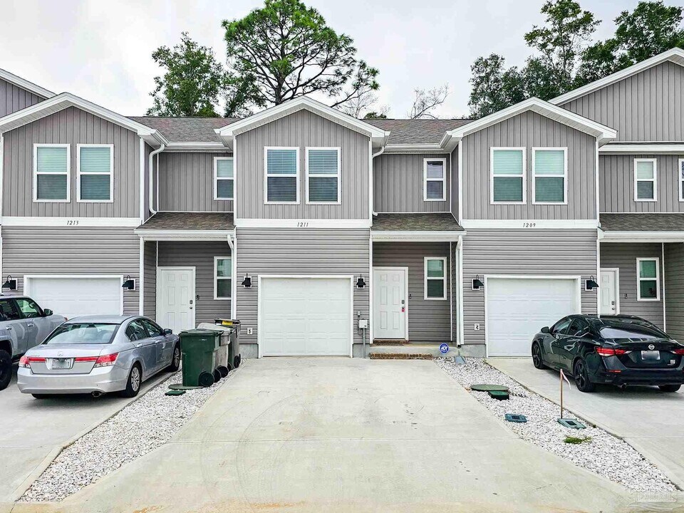 1211 Fairchild Vlg Dr in Pensacola, FL - Building Photo