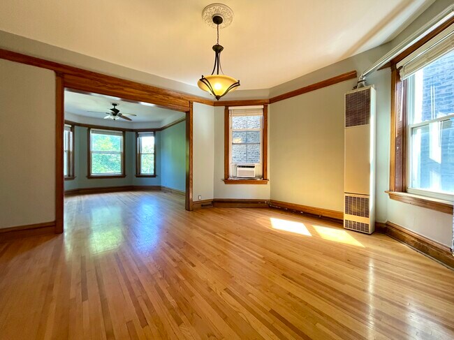 2641 W Logan Blvd, Unit 2 in Chicago, IL - Foto de edificio - Building Photo