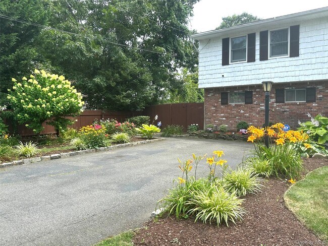 10 Jackson Ave in Brentwood, NY - Building Photo - Building Photo