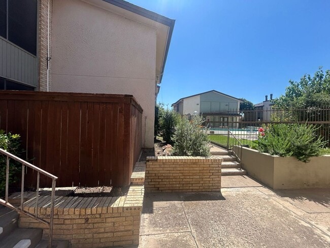 12824 Midway Rd in Dallas, TX - Building Photo - Building Photo