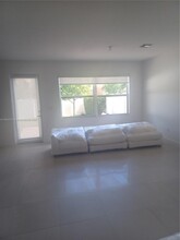 936 NE 191st St in Miami, FL - Foto de edificio - Building Photo