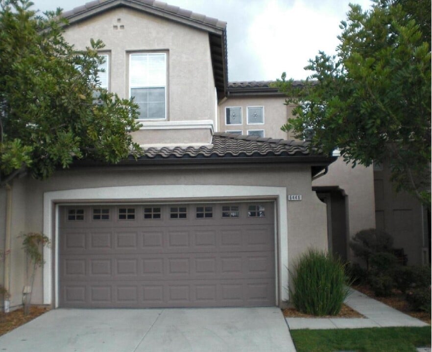 6446 Kinglet Way in Carlsbad, CA - Building Photo