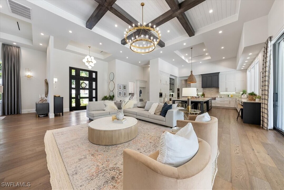 521 Neapolitan Ln in Naples, FL - Foto de edificio