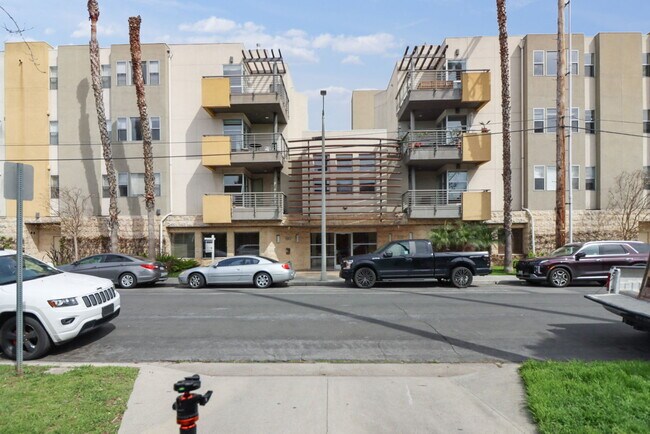 4170 Fair Ave, Unit PH 5 in North Hollywood, CA - Building Photo - Building Photo