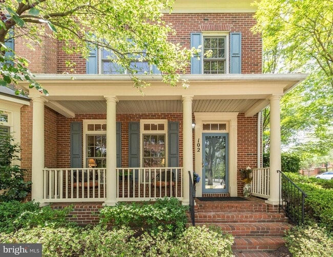 102 Oak Knoll Terrace in Rockville, MD - Foto de edificio - Building Photo