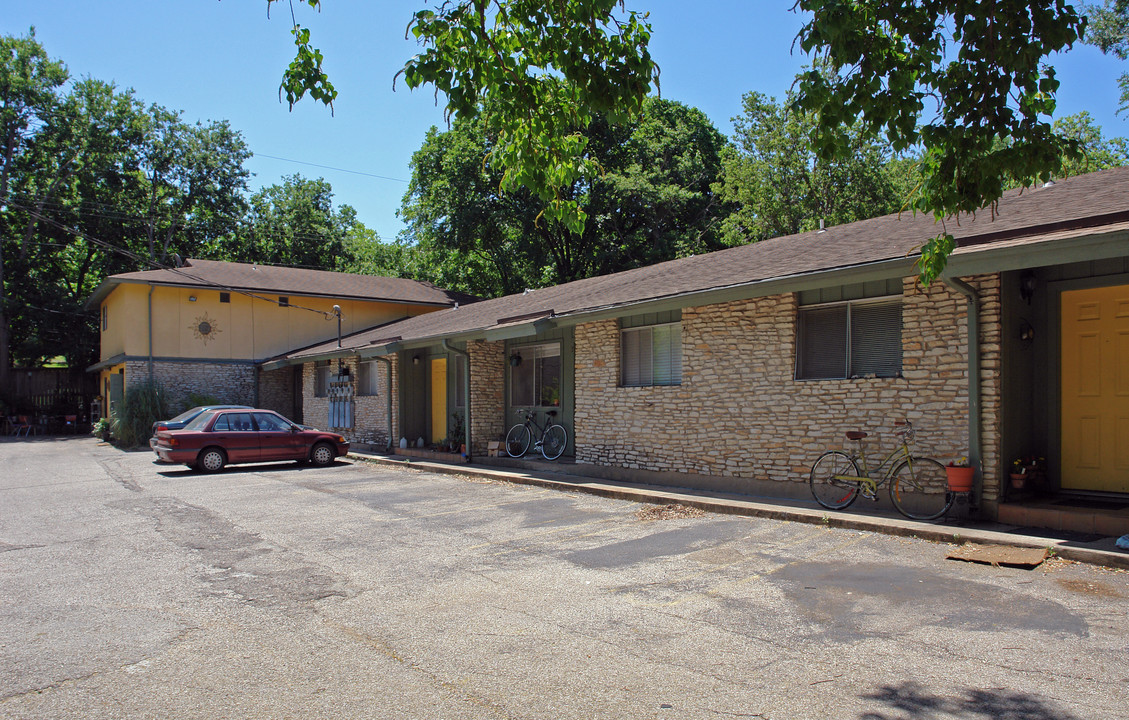 Mango Villa Apartments in Austin, TX - Building Photo