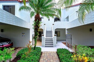 559 Beachwalk Cir in Naples, FL - Building Photo