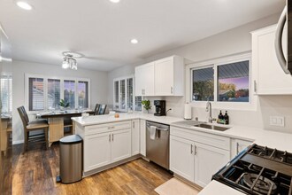 321 W Kalmia St in Fallbrook, CA - Foto de edificio - Building Photo