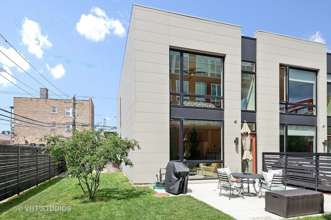 4832 N Clark St in Chicago, IL - Foto de edificio