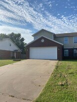 90-92 W Rainsong St in Farmington, AR - Building Photo