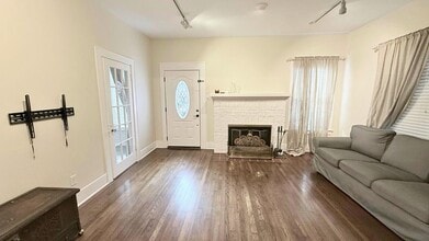 2220 Avalon Pl in Houston, TX - Building Photo - Building Photo