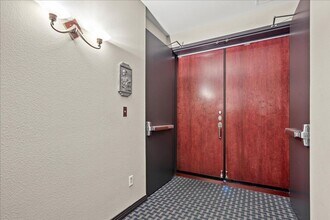 360 E Desert Inn Rd in Las Vegas, NV - Foto de edificio - Building Photo