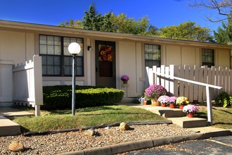 Victoria Square Apartments in Newton Falls, OH - Foto de edificio - Building Photo