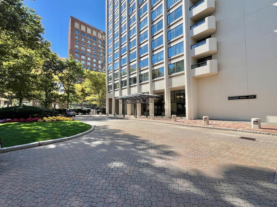 65 E India Row, Unit 17G in Boston, MA - Building Photo