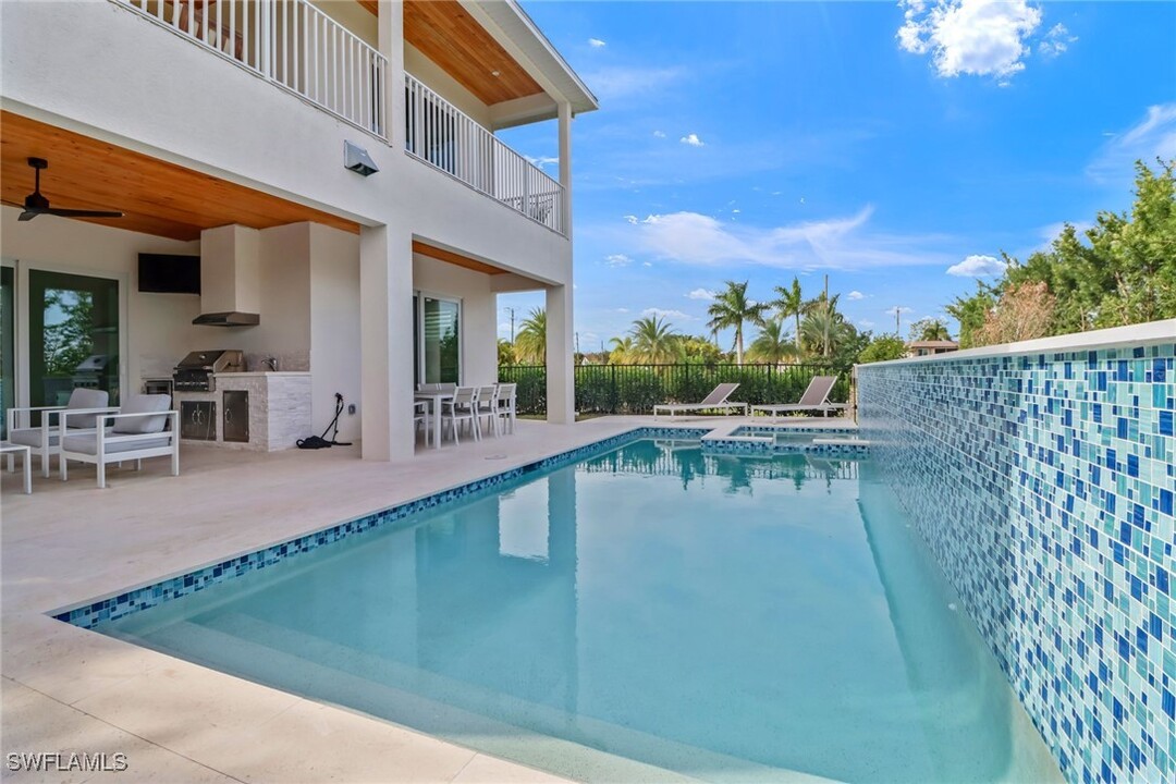 115 Cambria Ln in Naples, FL - Foto de edificio