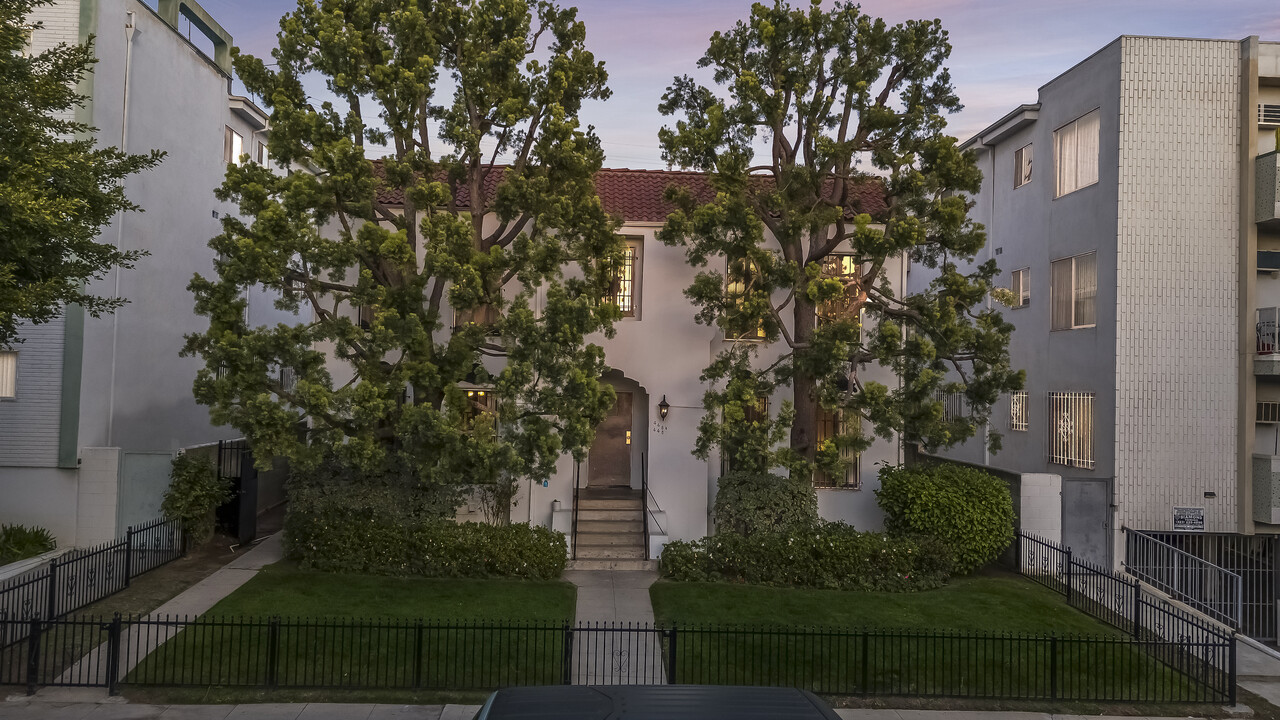 448 N Hayworth Ave in Los Angeles, CA - Building Photo