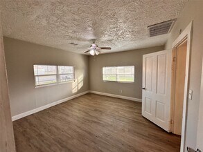 104 S 7th St in La Porte, TX - Foto de edificio - Building Photo