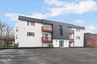 East Apartments in Hobart, IN - Foto de edificio - Building Photo