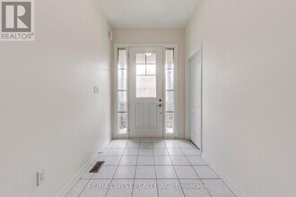 286 Danny Wheeler Blvd in Georgina, ON - Building Photo - Building Photo