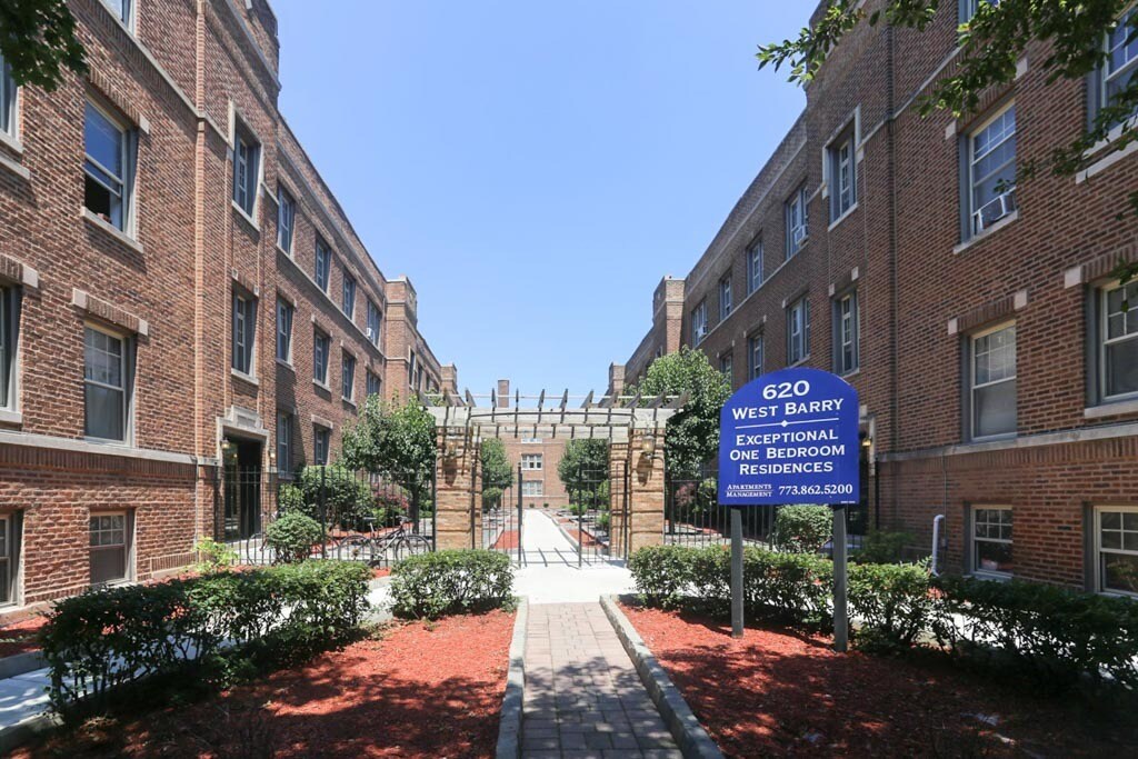 625.5 W Barry Ave in Chicago, IL - Building Photo