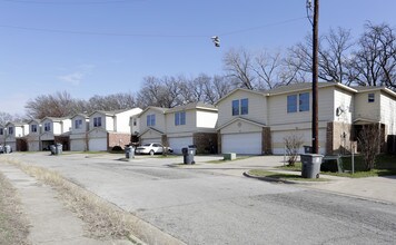 Creek Cove Villas in Dallas, TX - Building Photo - Building Photo