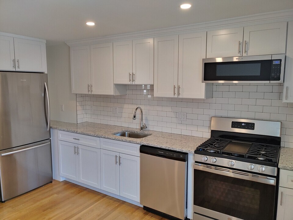 110 Trapelo Rd in Waltham, MA - Building Photo