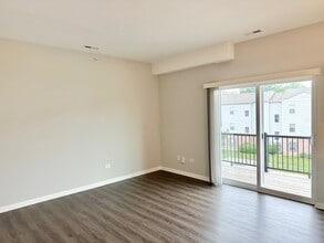 853 E Main St in East Dundee, IL - Foto de edificio - Building Photo