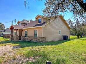 144 CR 6813 in Natalia, TX - Building Photo - Building Photo
