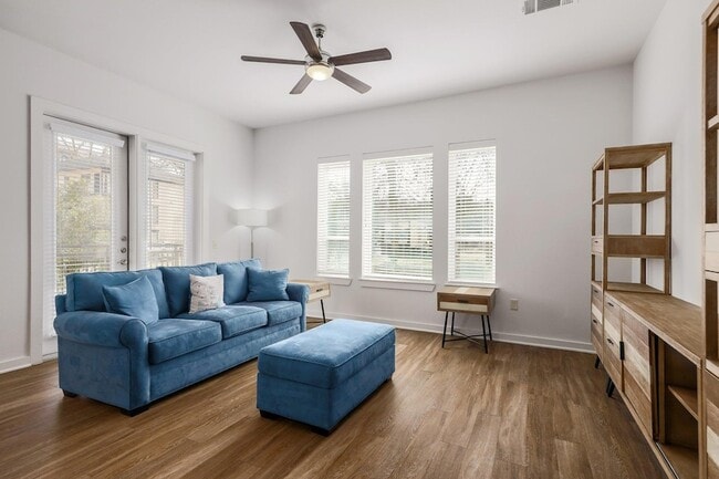 1900 Barton Springs Rd, Unit 1045 in Austin, TX - Building Photo - Building Photo