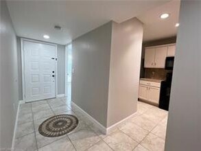 1211 Commonwealth Cir-Unit -C-203 in Naples, FL - Foto de edificio - Building Photo