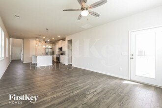 525 Hillpark Ln in Greer, SC - Foto de edificio - Building Photo