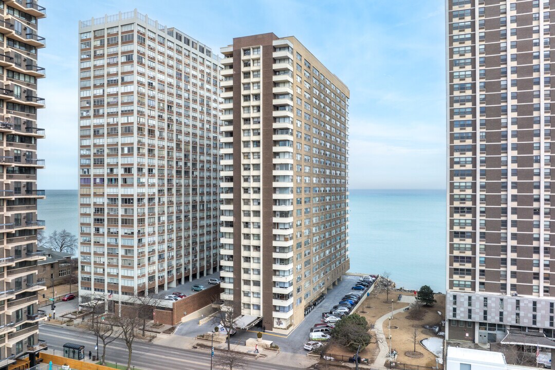 Condominium on the Lake in Chicago, IL - Building Photo