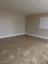 304 S Buffalo Dr, Unit 101 in Las Vegas, NV - Building Photo - Building Photo