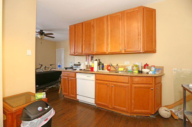 3811 N Western Ave-Unit -2R in Chicago, IL - Building Photo - Building Photo
