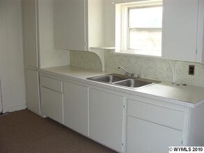 528 W Davis St in Rawlins, WY - Building Photo - Building Photo