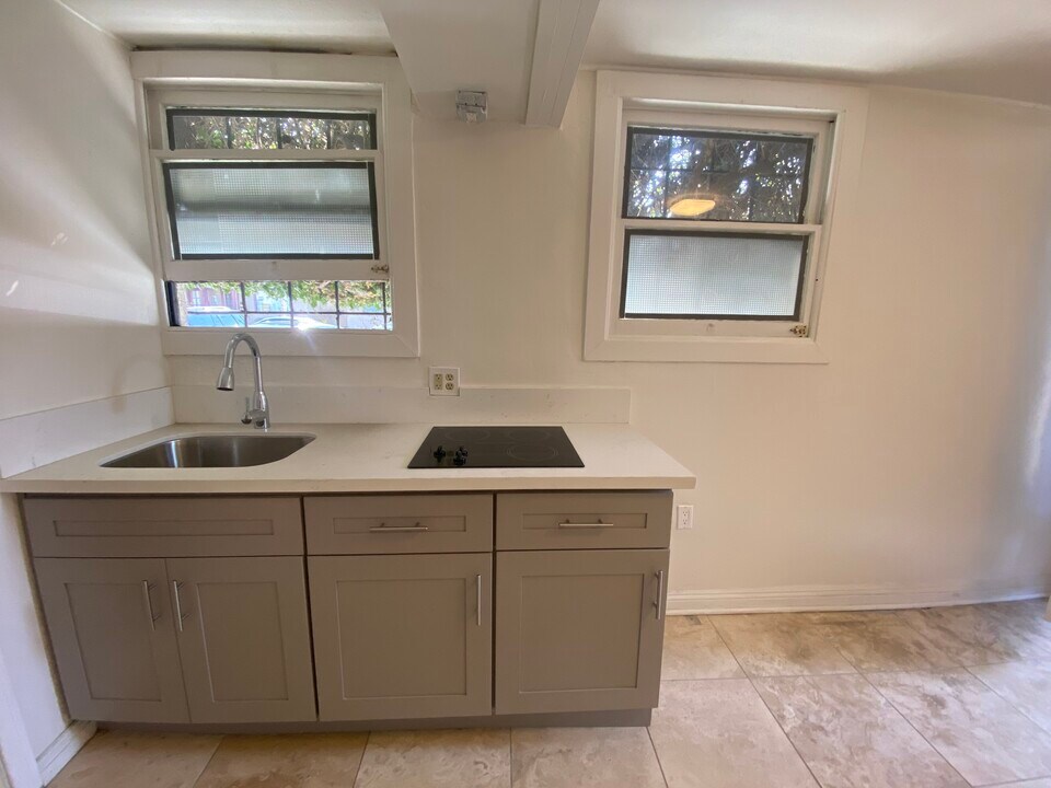 102 Bonito Ave in Long Beach, CA - Building Photo