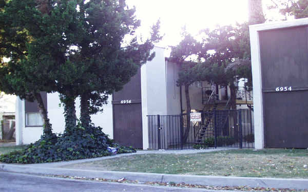 6956 Dwight Way in San Bernardino, CA - Foto de edificio - Building Photo