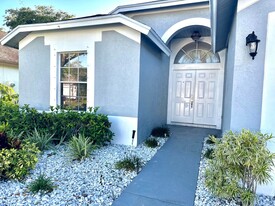 420 Trotters Ln in Greenacres, FL - Building Photo