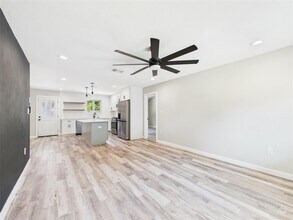 8810 Slayton Dr in Austin, TX - Foto de edificio - Building Photo