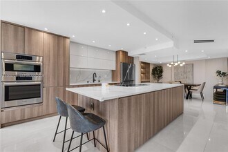 20191 E Country Club Dr in Aventura, FL - Building Photo - Building Photo