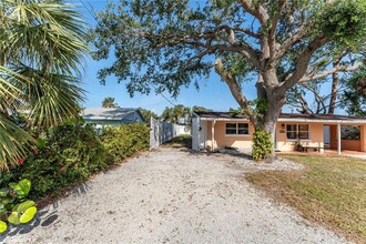 1841 Buccaneer Dr in Sarasota, FL - Building Photo - Building Photo