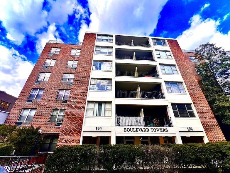 190 1st St, Unit 5B in Mineola, NY - Building Photo