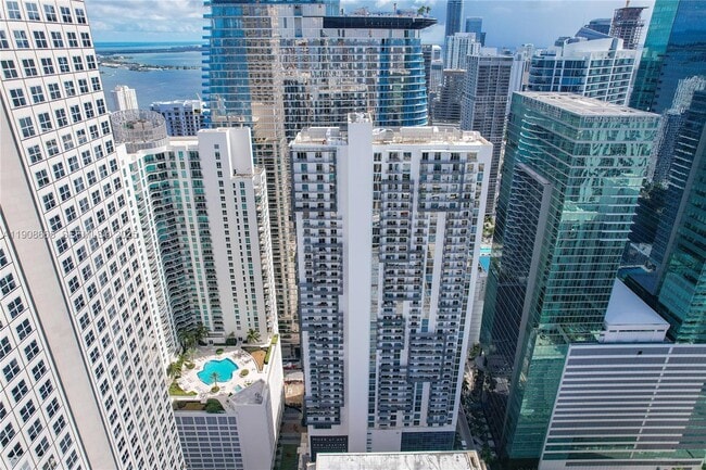 340 SE 3rd St in Miami, FL - Foto de edificio - Building Photo