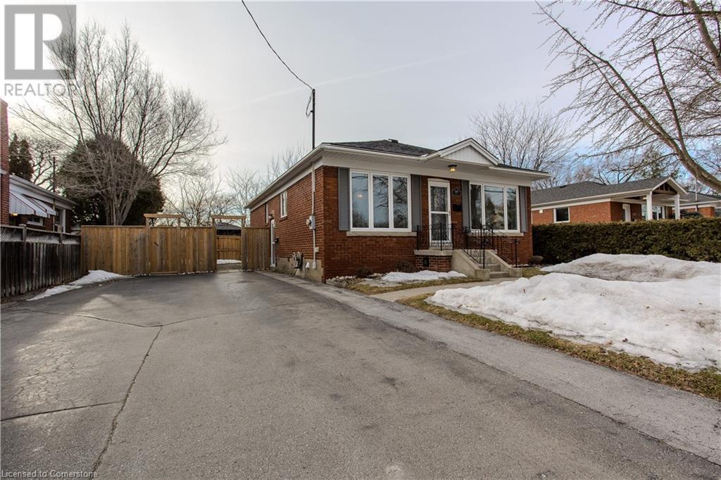 2290 Woodward Ave in Burlington, ON - Building Photo