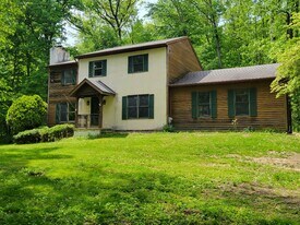 585 Friendship Dr in Honey Brook, PA - Building Photo