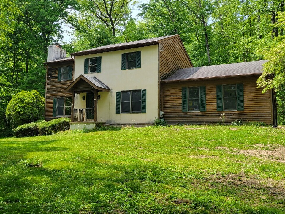 585 Friendship Dr in Honey Brook, PA - Foto de edificio