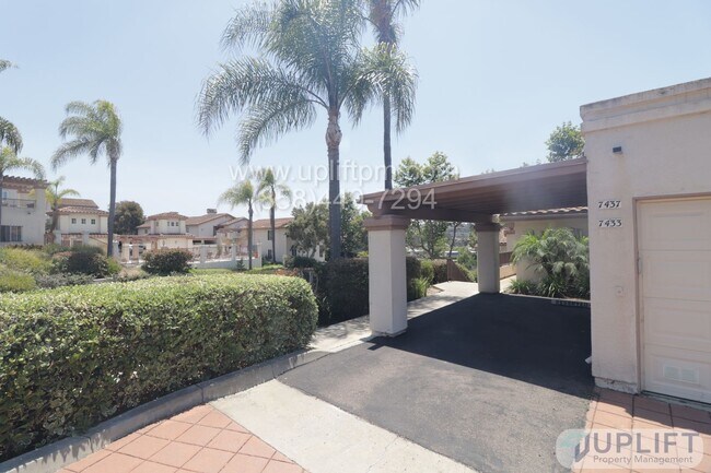 7433 Altiva Pl in Carlsbad, CA - Building Photo - Building Photo