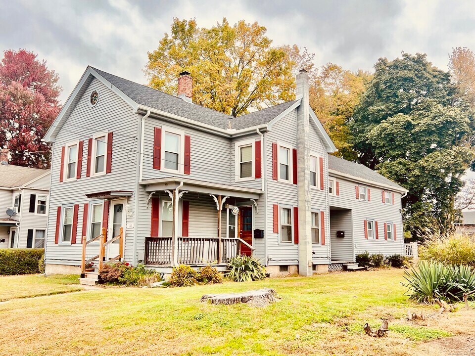 10 Russell St in Enfield, CT - Building Photo