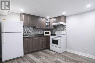 3183 Valcourt Crescent in Mississauga, ON - Building Photo - Building Photo