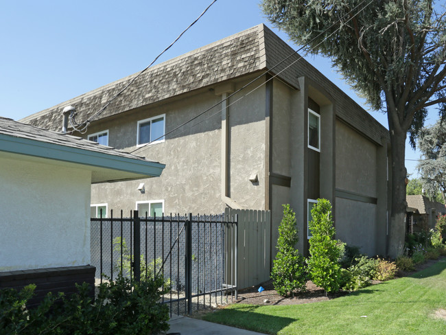 2325 E Shaw Ave in Fresno, CA - Foto de edificio - Building Photo
